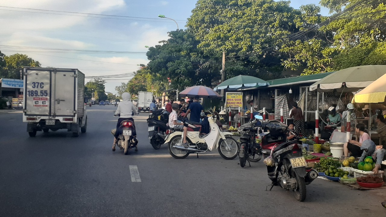 Họp chợ lấn chiếm lòng đường